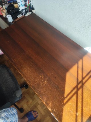 Escritorio con cajonera y sillón