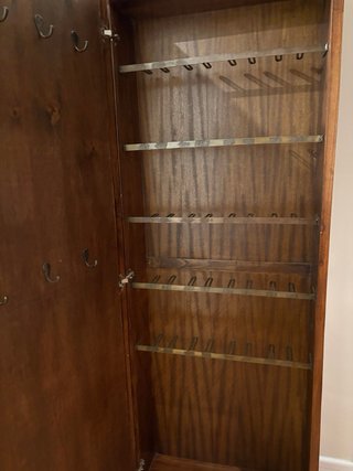 Zapatero de madera con espejo