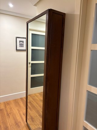 Zapatero de madera con espejo
