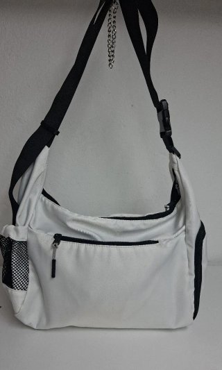 Bolso deportivo blanco y negro