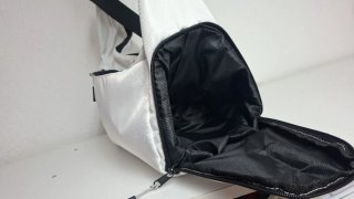 Bolso deportivo blanco y negro