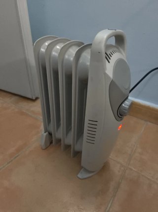 Radiador de aceite eléctrico gris y blanco