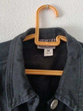 Chaqueta vaquera corta de color negro