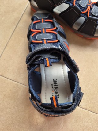 Sandalias niño cerradas azul y naranja talla 36