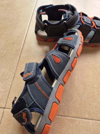 Sandalias niño cerradas azul y naranja talla 36