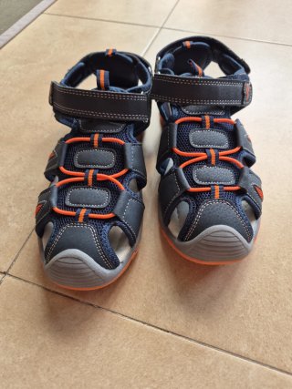 Sandalias niño cerradas azul y naranja talla 36
