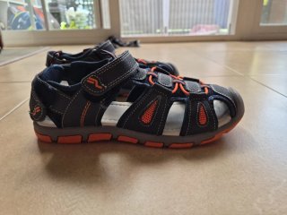Sandalias niño cerradas azul y naranja talla 36