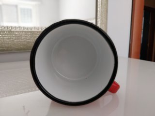 Tazza smaltata rossa con bordo nero