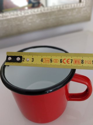 Tazza smaltata rossa con bordo nero