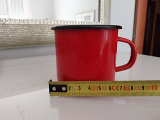 Tazza smaltata rossa con bordo nero