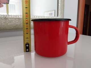 Tazza smaltata rossa con bordo nero