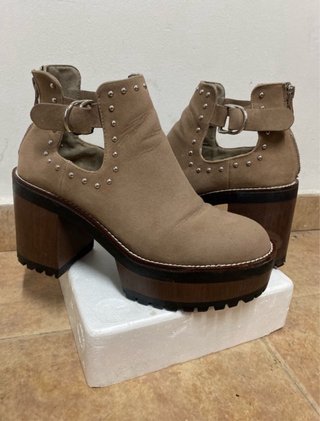 Botas Pull&Bear ante tachuelas plataforma