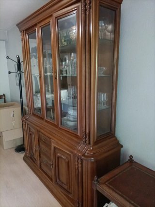 Mueble de salón de madera con vitrina