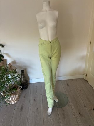 Top Kokai negro y pantalón verde