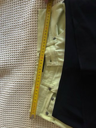 Top Kokai negro y pantalón verde