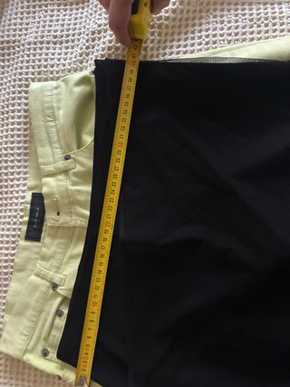 Top Kokai negro y pantalón verde