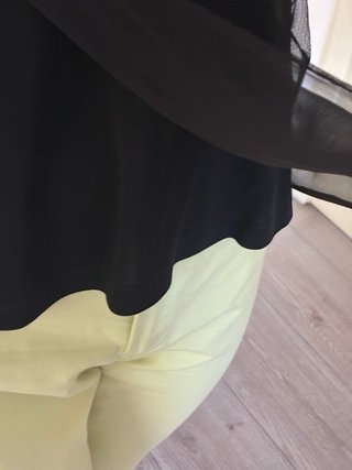 Top Kokai negro y pantalón verde
