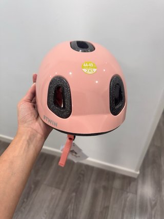 Casco rosa para bicicleta