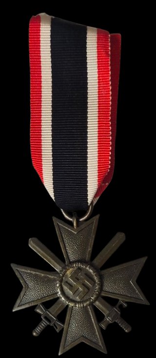 Cruz Mérito Guerra Alemana WW2 con Espadas. Sobre