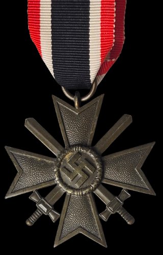 Cruz Mérito Guerra Alemana WW2 con Espadas. Sobre