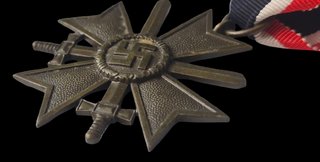 Cruz Mérito Guerra Alemana WW2 con Espadas. Sobre