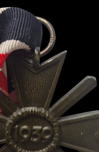 Cruz Mérito Guerra Alemana WW2 con Espadas. Sobre