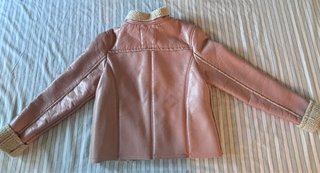 Chaqueta de cuero rosa forrada de borrego