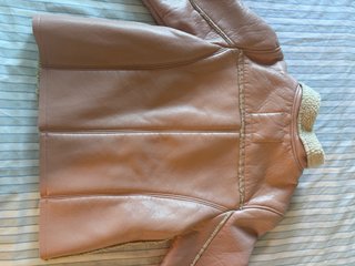Chaqueta de cuero rosa forrada de borrego