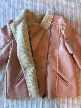 Chaqueta de cuero rosa forrada de borrego