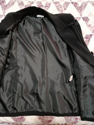 Chaqueta negra con hombrera