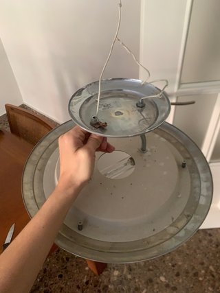 Plafón de techo plateado y blanco