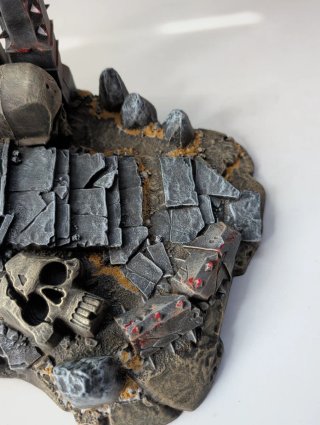 Base di scena con tema rovine e teschi, simbolo del Caos Warhammer