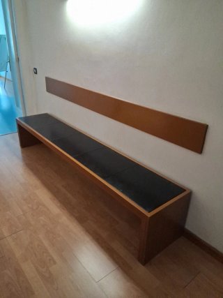 Banco de madera y cuero con respaldo de madera
