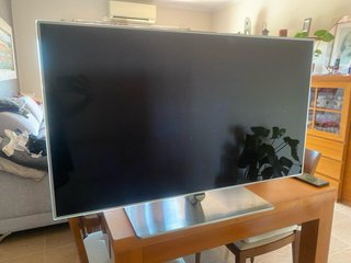 Televisor Samsung Negro y Plateado