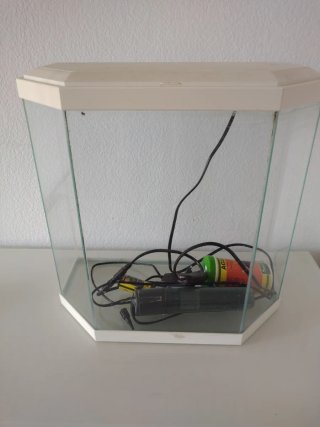 Acuario de cristal con tapa blanca