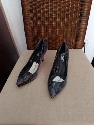 Zapatos de tacón grises y morados