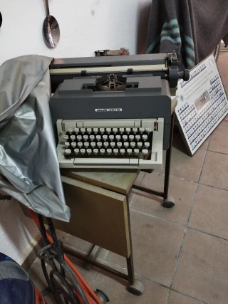 Máquina de escribir Olivetti Línea 98