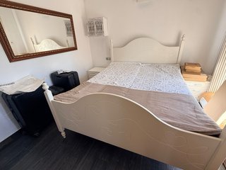 Letto Queen Size Bianco con Materasso Incluso e 2 Comodini