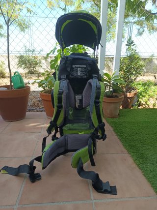 Mochila montaña Portabebés Trekking Deuter.