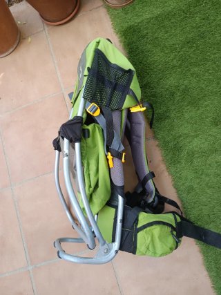 Mochila montaña Portabebés Trekking Deuter.
