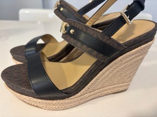 Sandalias Cuña Michael Kors MK Marrón Negro
