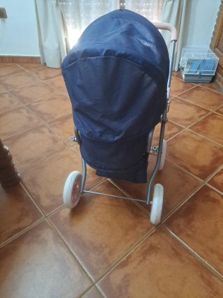 Carrito de muñecas azul