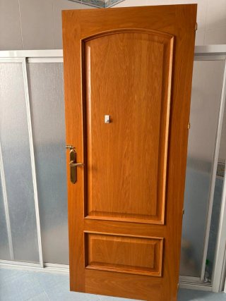 Cinco puertas de madera