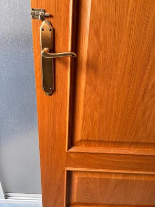 Cinco puertas de madera