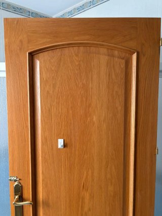 Cinco puertas de madera