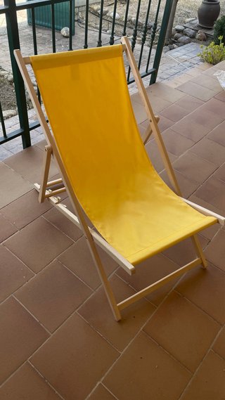 Tumbona plegable de madera y tela amarilla