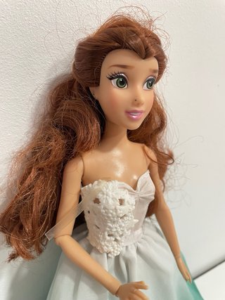 Muñeca Disney Bella tipo Barbie