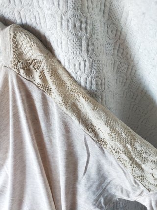 Camiseta crema bordada talla L mujer