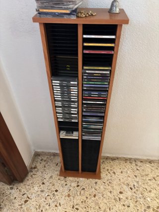 Mueble porta CDs madera y plástico
