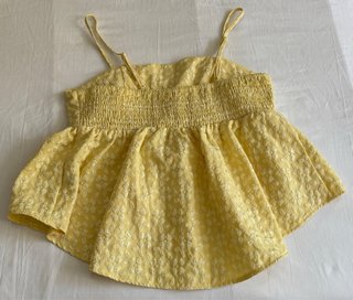 Blusa amarilla con tirantes regulables